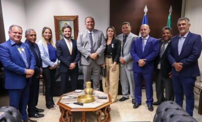Amélio Cayres leva prefeitos para reunião com senador Eduardo Gomes, em Brasília