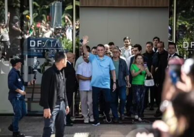 Bolsonaro deixa o hospital após 21 dias internado