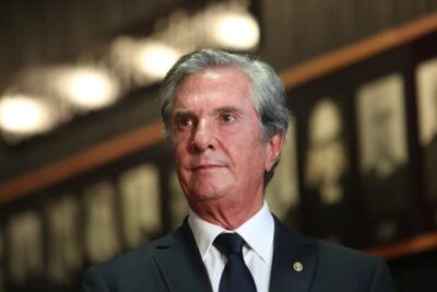 Collor deixa presídio em Maceió e vai para prisão domiciliar em cobertura de luxo