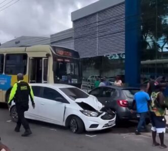 ASSISTA! Ônibus desgovernado bate em carros e deixa pessoas feridas São Luís
