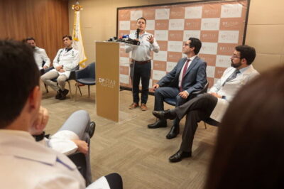 “O ponto inicial foi a facada” e o problema de Bolsonaro não está100% resolvido: “Novas aderências vão se formar”, diz médico