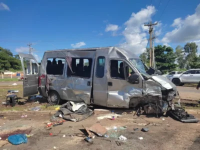 Passageiros são arremessados para fora de van atingida por caminhonete no MA