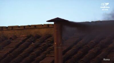 Imagem do dia: Fumaça preta no primeiro dia do Conclave de Roma