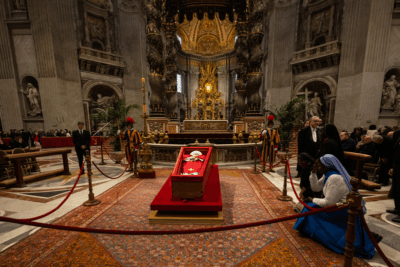 Funeral e sepultamento do papa Francisco são realizados neste sábado
