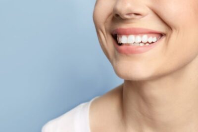 Saiba o que comer após a colocação de implantes dentários