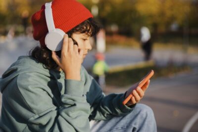 Adolescentes usam emojis como armas digitais para bullying, racismo e misoginia, alertam especialistas