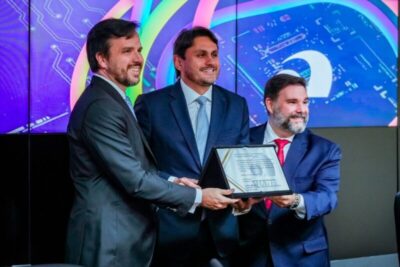 Trabalho de Juscelino Filho à frente do Ministério das Comunicações é reconhecido em evento internacional da Anatel