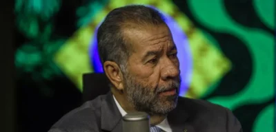 Lula se irrita com Lupi após escândalo no INSS, mas decide mantê-lo no ministério