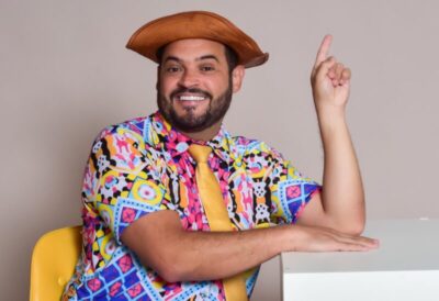 Humorista Matheus Ceará se apresenta no Teatro Arthur Azevedo neste sábado (03)