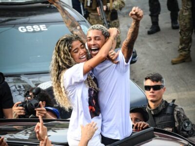 MC Poze do Rodo deixa prisão em carro de luxo no RJ