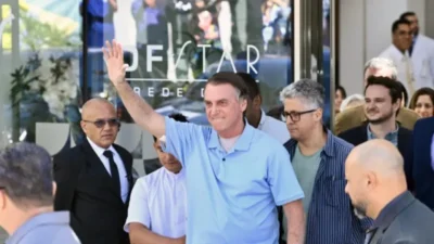 Bolsonaro recebe alta hospitalar após ser submetido a sétima cirurgia desde a facada de 2018