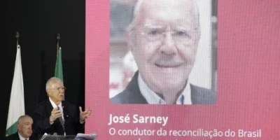 Sarney é homenageado com selo comemorativo dos 40 anos da democracia brasileira