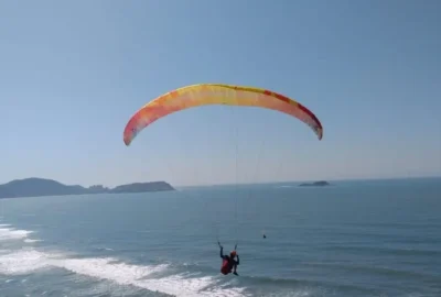 Parapente com garoto e instrutor cai na praia do Futuro em Fortaleza