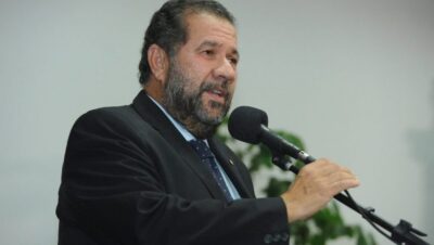 Pressionado por um escândalo bilionário no INSS, Carlos Lupi deixa Ministério da Previdência Social