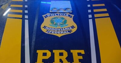 PRF prende homem em flagrante com arma de fogo e simulacro em Caxias