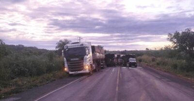 Motorista embriagado tomba carreta na BR-226, em Barra do Corda