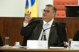 Dino exige prazo de 10 dias para Congresso explicar novas formas de emenda