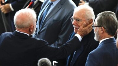 Sarney vai à posse de Gleisi e é tietado por ministros e petistas