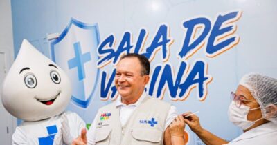 Governador recebe dose e destaca ampliação da vacinação contra a gripe no Estado