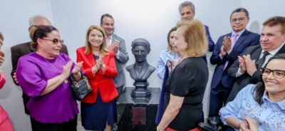 Alema homenageia professora Rosa Castro com busto e renomeação da Escola do Legislativo