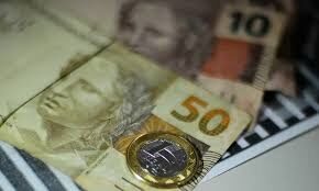 Cai o número de endividados no Brasil, aponta CNC