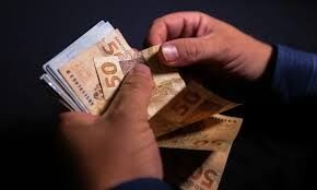 Consumo das famílias recua em maio após sete altas