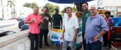 Brandão entrega carrinhos Minha Renda a comerciantes da Praça Dom Pedro II