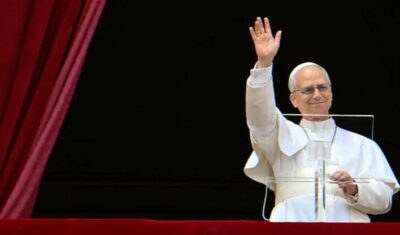 Papa Leão XIV pede paz na Ucrânia e Gaza em 1ª aparição pública com 100 mil fiéis