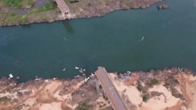 Imagens mostram veículo submerso após queda de ponte entre TO e MA