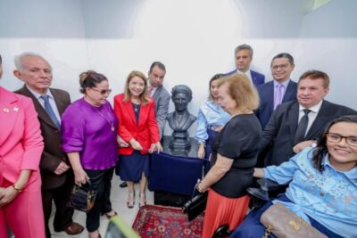 Alema homenageia professora Rosa Castro com busto e renomeação da Escola do Legislativo