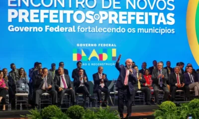 Em encontro com prefeitos, Lula diz que prefeituras são alicerce para que a União dê certo