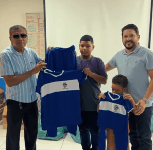 Em Cajapió, prefeito percorre escolas entregando kits e fardamento para alunos da Rede Pública Municipal