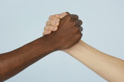 Governo e plataformas de mobilidade fazem acordo para combater racismo