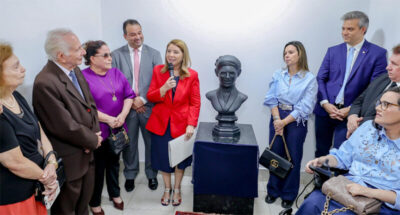 Alema homenageia professora Rosa Castro com busto e renomeação da Escola do Legislativo