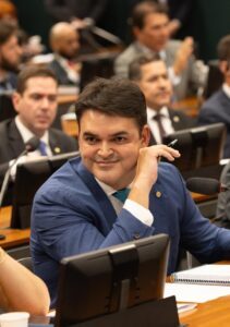 Coluna Aparte – Rubens Jr., na cabeça
