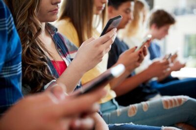 CCJ da Câmara aprova projeto que proíbe uso de celulares em sala de aula