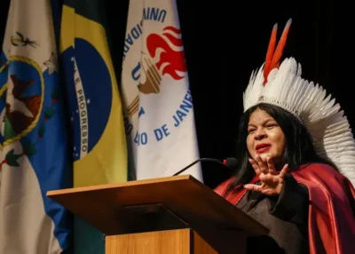 Sonia Guajajara é a primeira indígena doutora honoris causa da Uerj