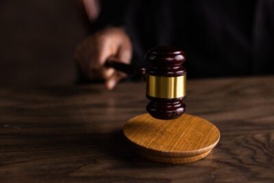 Juíza suspende 551 processos de pensão e mira suposta litigância abusiva em Cândido Mendes