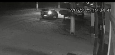 Vídeo mostra mulher abandonando bebê na porta de prédio público