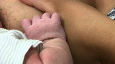 Justiça de DF reconhece mulher trans como mãe e homem trans como pai parturiente de bebê