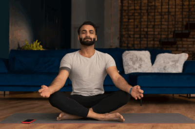 Dia do Silêncio: Como o Yoga ajuda a desacelerar a mente em um mundo frenético?